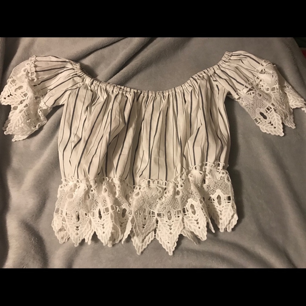 White/black crop tops